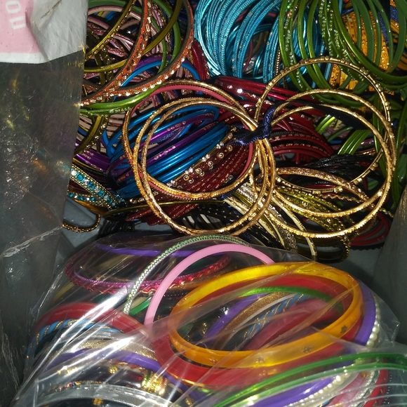 (SOLD) WOW!!!! 100+ Multi-Colorful Bangles - Picture 1 of 8